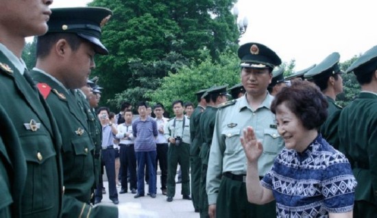 三女儿系少将 1950年,贺龙和蹇先任才把她从湘西找回来,1955