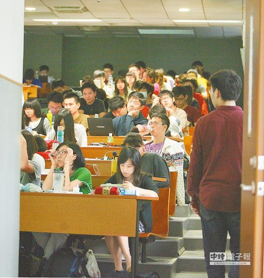 明年台灣各大學將面臨虎年大限，預估學生將少3萬多人。圖為大學生上課情形。（《中國時報》）