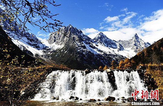 10月中旬,四川阿坝理县秋意正浓,雪山,彩林,红叶,红石等美景宛如