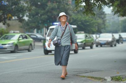 83岁学霸老人拿8个大学毕业证:不上学很难受