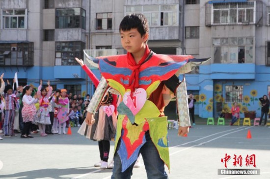 图为学生展示自己手绘制作的"纸衣服". 刘玉桃 摄