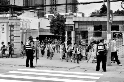 学生列队放学保安警戒疏导 福州螺洲中学校门口安全改善