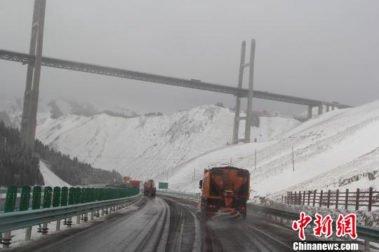 伊犁果子沟遭遇降雪天气 公路部门及时处理保