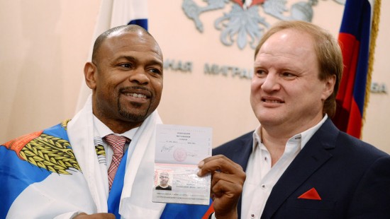 美国著名拳王琼斯正式获俄罗斯国籍