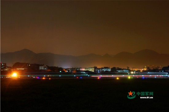 10月27日傍晚,空军驻渝某雷达站保障航空兵部队实施夜间飞行训练.