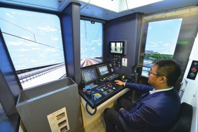 国内首创3D模拟地铁驾驶室亮相 操控台真实可