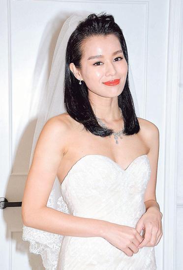 胡杏儿生日订婚 在香港举行婚礼揭胡杏儿黄宗