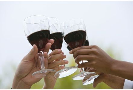 每天一杯红酒好处多降低胆固醇远离糖尿病