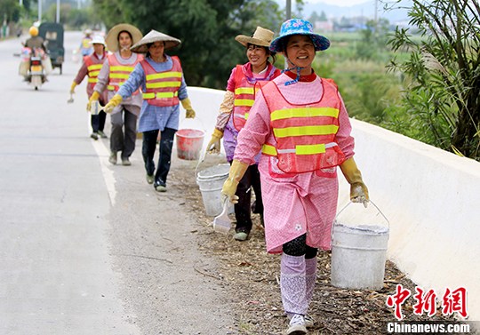 广西山区留守妇女养路挣外快