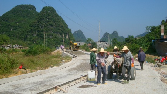 初冬时节,融安县泗顶镇5大民心工程之一的环镇公路即将建成通车