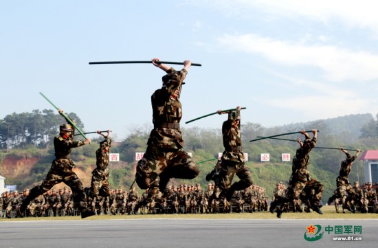 凌空劈杀!武警新兵开展应急棍术训练