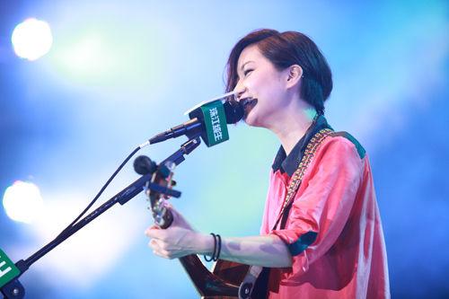香港女歌手卢凯彤演唱会剃平头 2年前患上躁郁