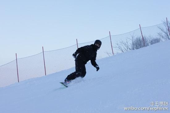 王思聪晒滑雪照 揭王思聪晒照史:和狗同床最火