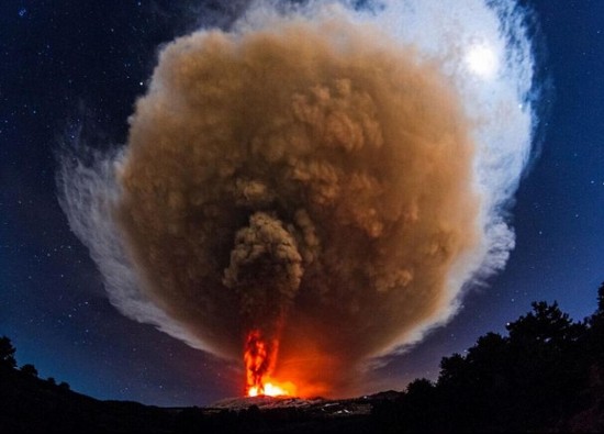 西西里岛火山喷发奇景 烟雾和尘埃冲破天际线