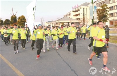 100余名长跑爱好者到大丰参加马拉松比赛