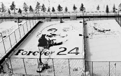高校学生在雪地中制作巨幅画像致敬科比 图 四川频道 人民网