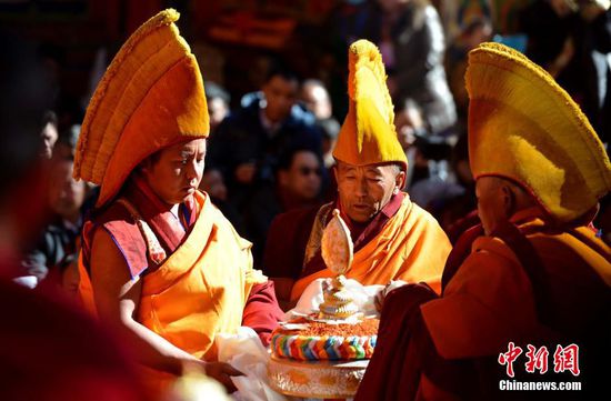 12月8日,扎什伦布寺高僧向班禅敬献曼扎.李林