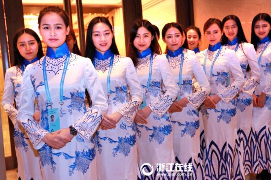 世界互联网大会美女大学生穿青花瓷旗袍亮相