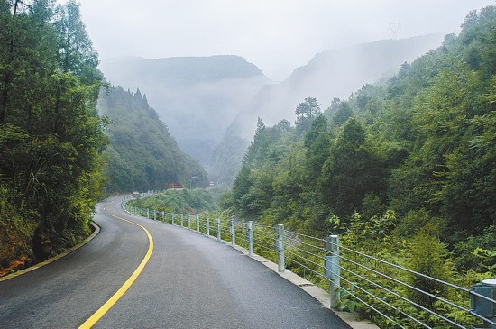 建设有山区道路特色"人,路,自然"三统一和谐交通环境