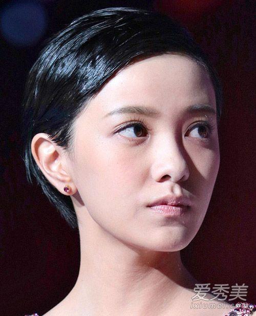 窦靖童染白发被赞 闭目享受日照盘点娱乐圈女明星花样