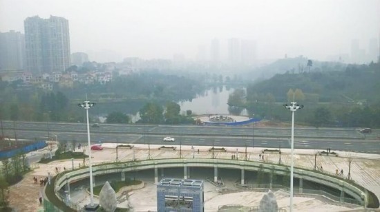 自贡南湖公园西大门跨线桥及道路通车 人车分