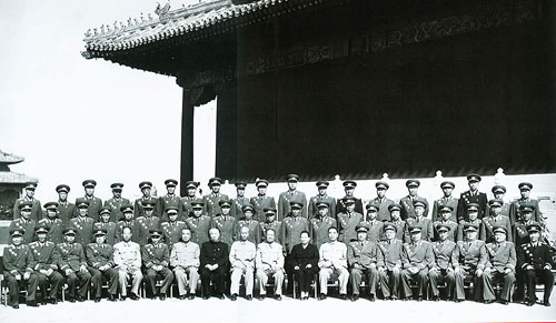 1959年10月1日,毛泽东,刘少奇等党和国家领导人与出席国庆庆典的开国