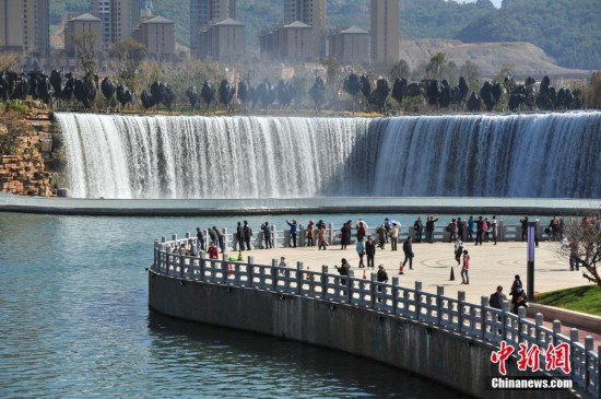 中国最大人工瀑布现昆明 宽约400米(图)