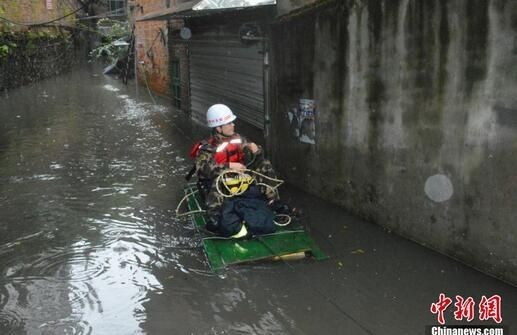 广西暴雨致积水:积水超1米村民被困用竹筏搭救