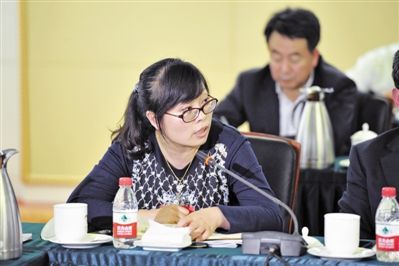 来自隆德县的基层代表马晓红就深入推进劳务移民工作提出建议.