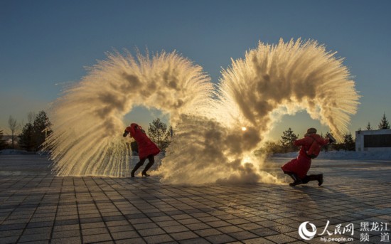 黑龙江遭遇严寒 -32℃摄影师拍摄泼水成冰乐