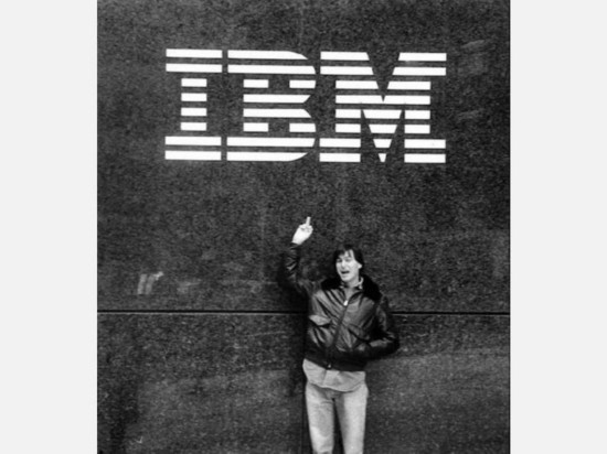 1983年,乔布斯在纽约曼哈顿ibm公司对这家苹果竞争对手的logo竖