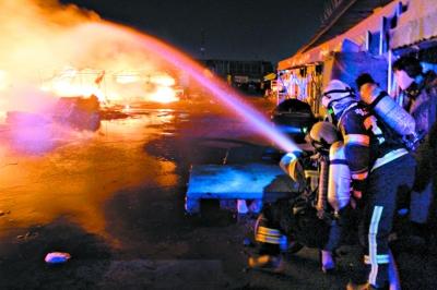 北京第二大蔬菜批发市场凌晨火灾 幸无伤亡(图