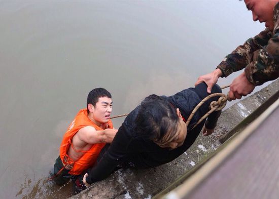 女子患尿毒症常遭家暴 割丈夫生殖器后跳河(图