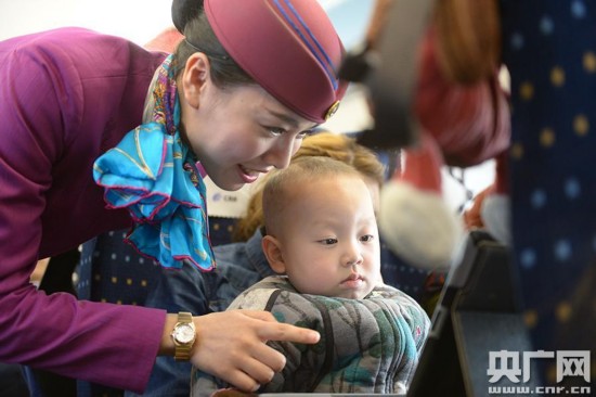 成都196位列车妈妈上岗 温暖孩子春运回家