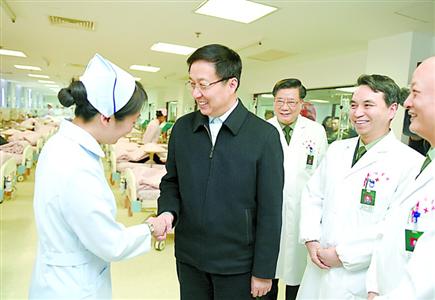 韩正到二军大附属长征医院为血透中心医护人员