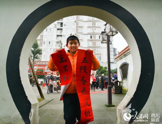 [網絡媒體走轉改.人民網新春走基層]四川敘永：百余長幼同台揮毫潑墨 送春聯過廉節【2】