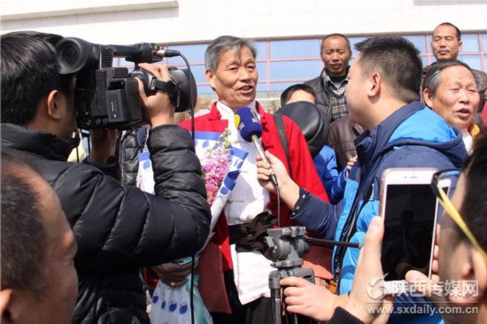 多家媒体也来到现场对老腔艺人们进行采访。陕西日报记者 陈圣强 通讯员 孟晟博 摄