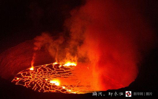 摄影师火山口冒死拍摄火红岩浆翻滚震撼景象2