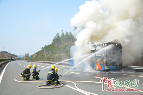 厦蓉高速一挂海南牌照客车赣州境内突发火灾 