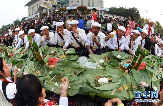 景颇族人口_56个民族全家福共迎2015春节 27 景颇族全家福篇(2)