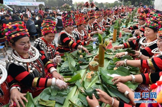 景颇族人口_56个民族全家福共迎2015春节 27 景颇族全家福篇(2)