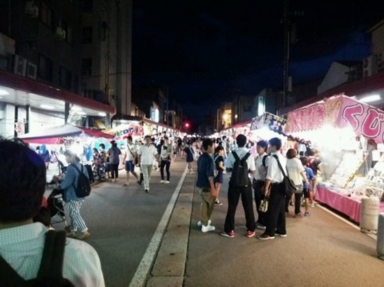 參觀十日町祭的夜間攤點