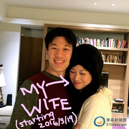 王力宏弟弟3月19日美国办婚礼 与妻子甜蜜相拥