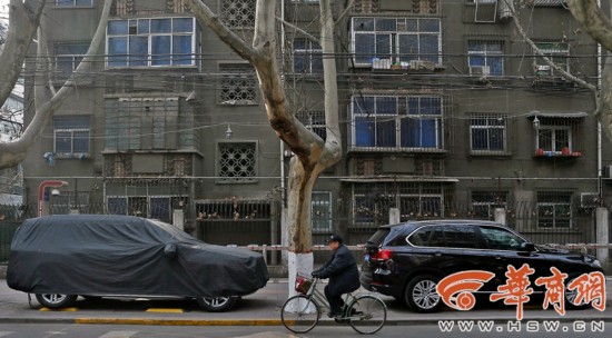 奔驰车主在伞塔路私加地锁停车 影响自行车存