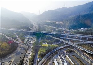 梅林关承接多条道路,是深圳北行的重要关口通道.