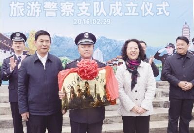 图为大理州委书记杨宁,州人大常委会主任袁爱光共同为旅游警察支队