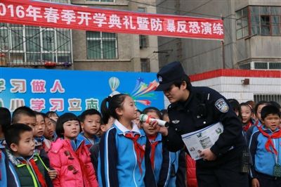 开学之初民警对小学生进行安全教育