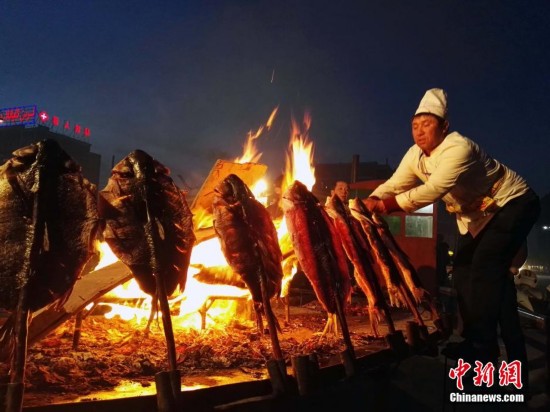 新疆南部夜市热闹非凡美食荟萃