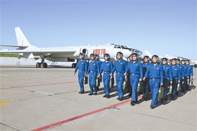 空旷的军用机场上,风没遮没拦地刮.