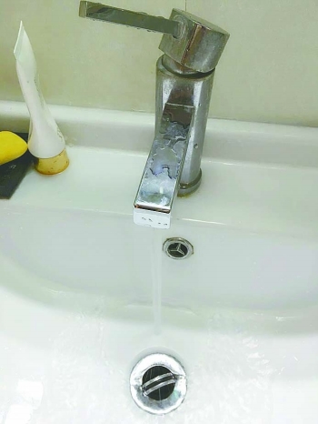 盐城女子洗澡洗一半没水 物业:可能总水表堵塞
